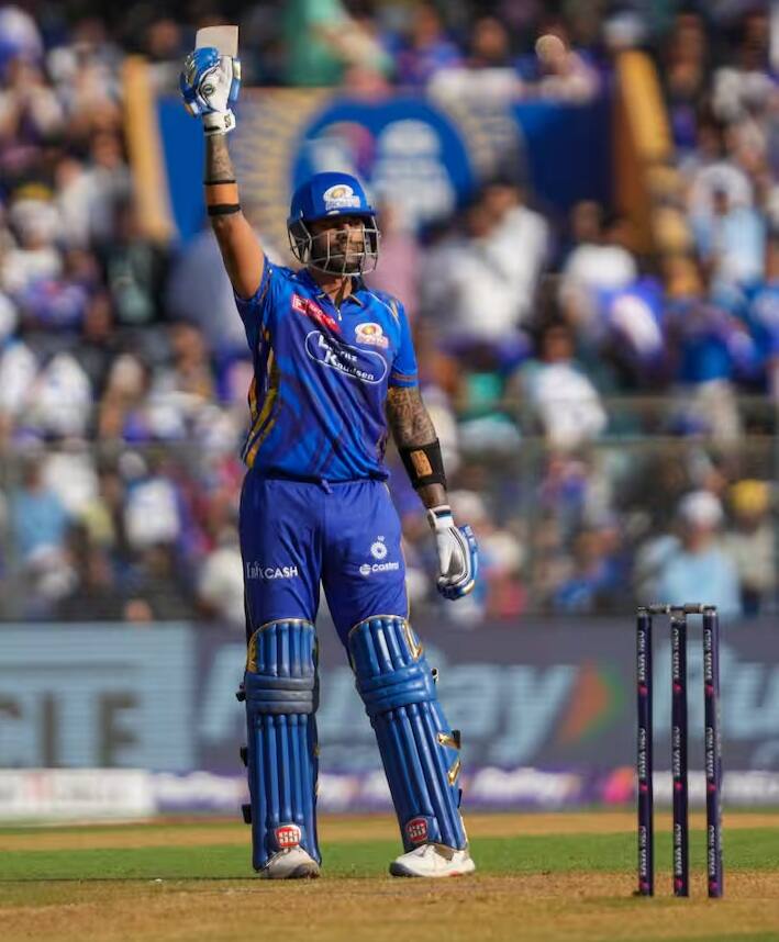 લખનઉ મેચ પહેલા સૂર્યકુમાર આ યાદીમાં ચોથા સ્થાને હતો. તેણે 9 મેચમાં કુલ 373 રન બનાવ્યા હતા. આ પછી તેણે લખનઉ સામે 28 બોલમાં 54 રનની તોફાની ઇનિંગ રમી. જેના કારણે તેણે ઓરેન્જ કેપ હાંસલ કરી હતી. તેના નામે હવે 10 મેચમાં 427 રન છે.