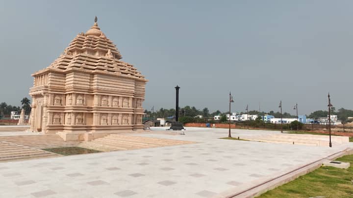 পুরীর মন্দির থেকে এসেছেন রাজেশ দ্বৈতাপতি। মন্দির চত্বরে আয়োজন করা হয়েছে মহাযজ্ঞের। আধ্যাত্মিক পরিমণ্ডল বাংলার সৈকতশহরে।