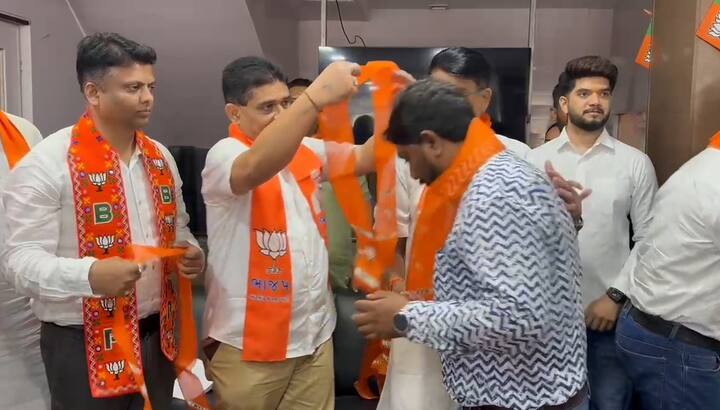 વલસાડ જિલ્લા કૉંગ્રેસના 60થી પણ વધારે કાર્યકર્તાઓએ ભાજપનો ખેસ ધારણ કર્યો છે. વલસાડ જિલ્લામાં આ કોંગ્રેસ માટે મોટા ઝટકા સમાન છે.