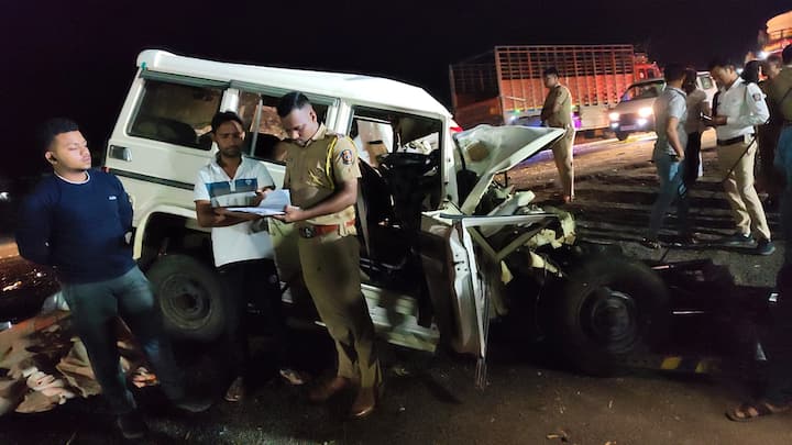 घटनेनंतर राष्ट्रीय महामार्गावरील वाहतूक काही काळासाठी थांबली. घटनेची माहिती मिळतात भंडारा पोलीस आणि गडेगाव महामार्ग पोलिसांनी घटनास्थळी धाव घेत अपघातग्रस्तांना तातडीनं जिल्हा सामान्य रुग्णालयात हलविलं. तर, अपघातग्रस्त वाहनांना महामार्गावरून हटवून वाहतूक पूर्ववत सुरू केली.