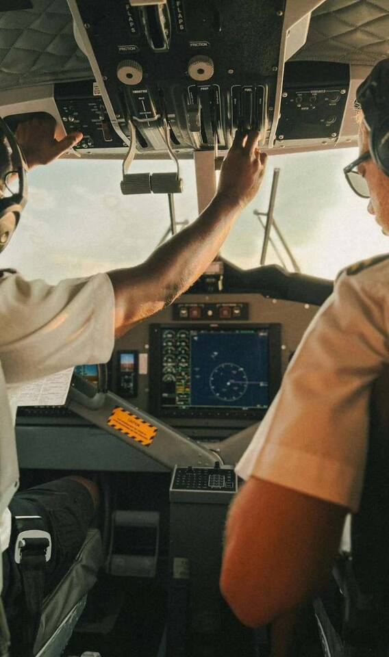 क्या 12वीं पास भी बन सकते हैं पायलट?