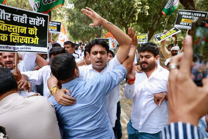 उन्होंने ये भी बताया कि 23 अप्रैल को एक BSF जवान पीके सिंह गलती से बॉर्डर पार चला गया, जिसे पाकिस्तान ने पकड़ लिया. 5 दिन बाद भी जवान की रिहाई नहीं हुई, और उसका परिवार परेशान है.