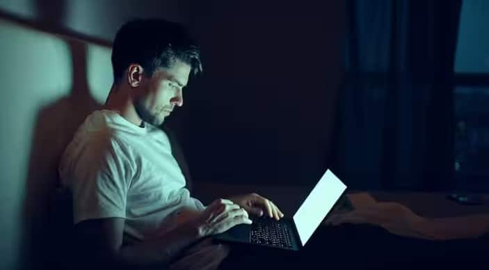 માનસિક રોગના નિષ્ણાંતોનું માનીએ તો અશ્લિલ ફિલ્મોનો શિકાર થઇ ચૂકેલા લોકોને અશ્લિલ ફિલ્મો જોવાની ખૂબ તલપ ઉઠે છે. ઘણા લોકોમાં આ સમસ્યા વધુ ગંભીર બની જાય છે, જેના કારણે તેમના કામ પર ઘણી અસર પડે છે.