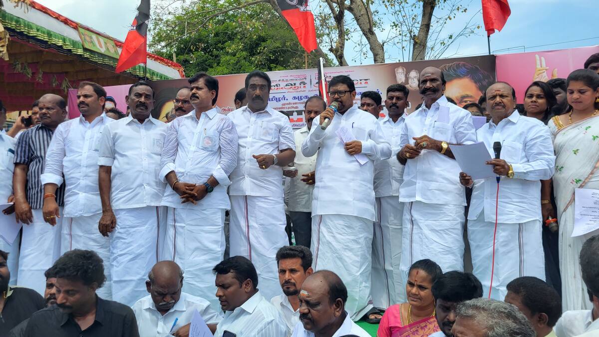 ஸ்ரீபெரும்புதூரில் அதிமுகவினர் போராட்டம்