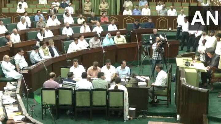 त्या नेव्ही ऑफिसरच्या विधवा पत्नीला काय बोलू, जिचं काही दिवसांपूर्वीच लग्न झालं होतं, असे भावनिक उद्गार ओमर अब्दुल्लांनी सभागृहात काढले.