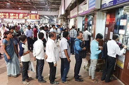 જો કોઈ મુસાફર પાસે વેઈટિંગ ટિકિટ હોય તો તે સામાન્ય વર્ગમાં જ મુસાફરી કરી શકે છે. ભારતીય રેલવે 1 મેથી આ નિયમનું પાલન કરવા માટે કડકાઈ વધારવા જઈ રહી છે. તમને જણાવી દઈએ કે જો IRCTCથી બુક કરાયેલી ઓનલાઈન ટિકિટ કન્ફર્મ ન થાય તો તે આપમેળે રદ થઈ જાય છે. આવી સ્થિતિમાં ઘણા લોકો કાઉન્ટર પરથી વેઇટિંગ ટિકિટ લઈને સ્લીપર અને એસી કોચમાં મુસાફરી કરે છે.