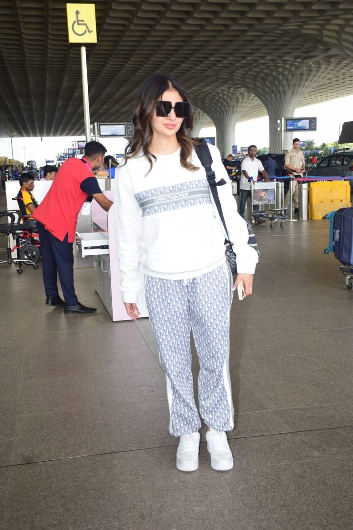 मौनी रॉय अपने फैशन सेंस के लिए जानी जाती हैं. वो कहीं भी जाती हैं तो उनका नया लुक देखने को मिला था. वो एयरपोर्ट पर कैजुअल लुक में नजर आईं.