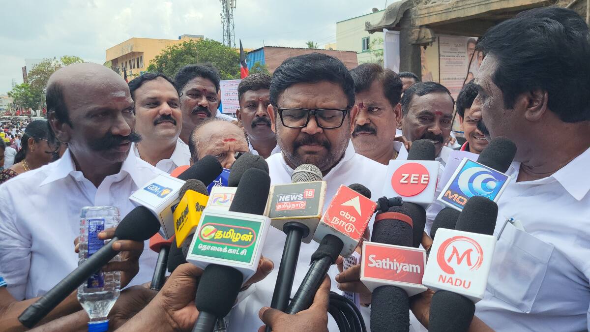 ஸ்ரீபெரும்புதூரில் செய்தியாளர்களை சந்தித்த வைகைச் செல்வன்