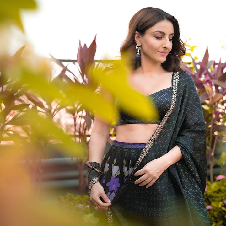 The border was adorned with intricate detailing, adding a hint of glamour without overpowering the outfit’s subtlety. Paired with a matching sleeveless blouse, the entire ensemble exuded a fresh, breezy charm — perfect for a daytime event or an intimate gathering.