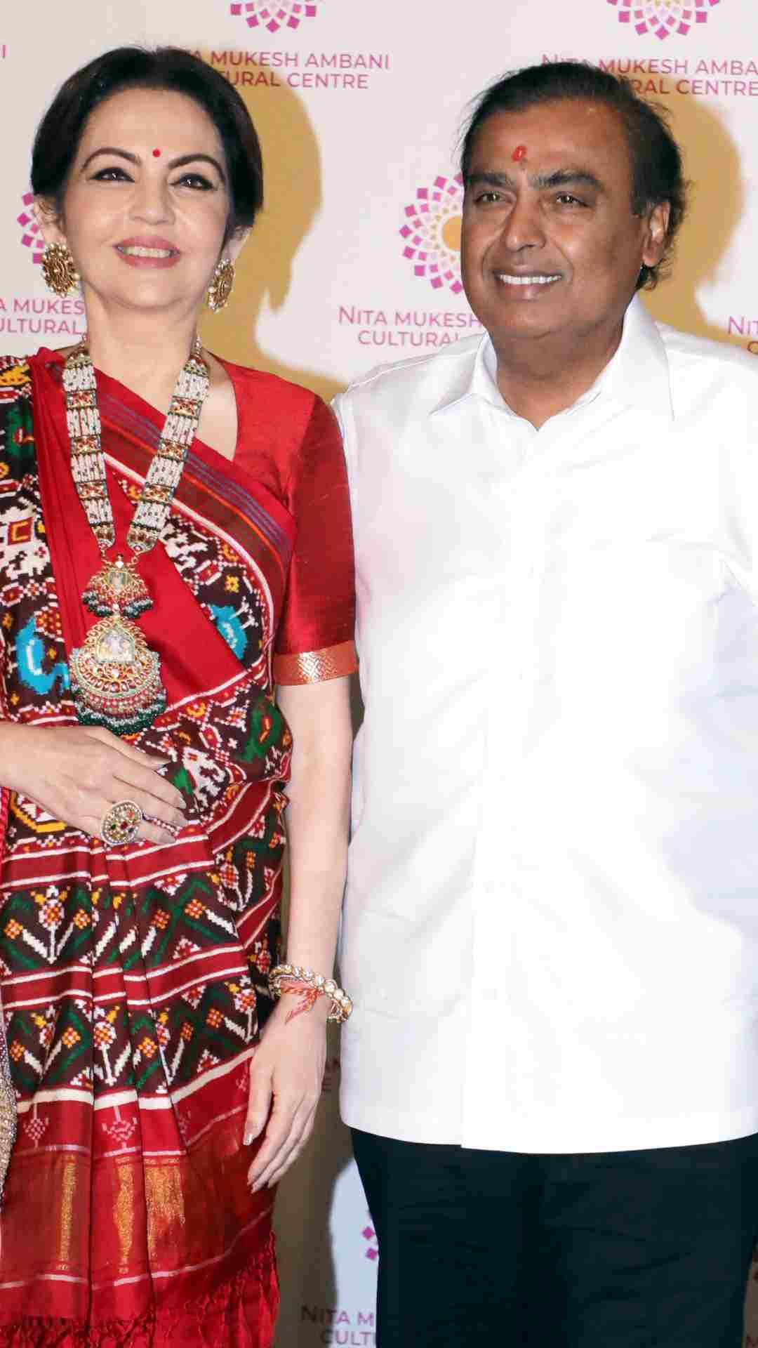 रिलायंस इंडस्ट्रीज के चेयरमैन मुकेश अंबानी एशिया के सबसे अमीर आदमी हैं