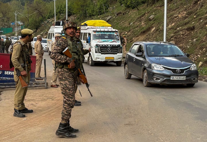 अब सोशल मीडिया पर कुछ लोग ये आरोप लगा रहे हैं कि कुछ लोग पाकिस्तान का समर्थन कर रहे हैं और उसका झंडा फहराया जा रहा है. वहीं कुछ लोगों का कहना है कि ये इस्लामिक झंडा है.