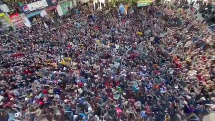 या आंदोलनाला झालेल्या प्रचंड गर्दीचे फोटो सध्या सोशल मीडियावर व्हायरल होत आहेत.