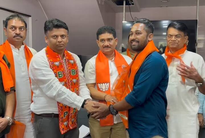 વલસાડ એસેમ્બલી કોંગ્રેસ પ્રમુખ વિવેક ગુપ્તા, માજી વલસાડ શહેર યુથ કોંગ્રેસ પ્રમુખ વિજય ટંડેલ, વલસાડ જિલ્લા કોંગ્રેસ મહામંત્રી પંકજ હિન્દ રાજ, વૈશાલી પ્રજાપતિ, પાર્થ સતીશ પટેલ, ક્રિષ્ના ગુપ્તા સહીત 60થી વધુ કોંગી અગ્રણીઓ ભાજપમાં જોડાયા છે.