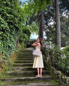 बहन के साथ इटली में वेकेशन एंजॉय कर रही हैं अनन्या पांडे, येलो ड्रेस में बोट पर दिए पोज