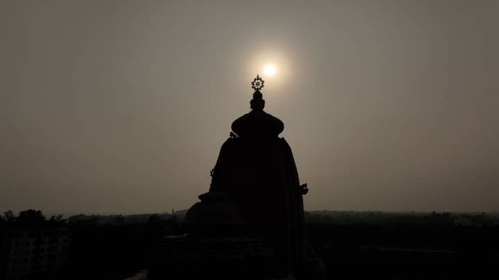 দিঘার মুকুটে নতুন পালক। জোরকদমে চলছে শেষ মুহূর্তে প্রস্তুতি। শুরু হয়ে গেছে মূর্তির প্রাণ প্রতিষ্ঠান জন্য এক লক্ষ বার মন্ত্রোচ্চারণ...। আজই পৌঁছলেন মুখ্যমন্ত্রী।