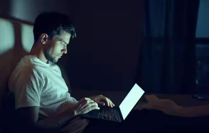 ਮਾਨਸਿਕ ਮਾਹਿਰਾਂ ਦੇ ਅਨੁਸਾਰ, ਜੋ ਲੋਕ ਅਸ਼ਲੀਲ ਫਿਲਮਾਂ ਦੇ ਸ਼ਿਕਾਰ ਹੋਏ ਹਨ, ਉਨ੍ਹਾਂ ਵਿੱਚ ਪੋਰਨ ਦੇਖਣ ਦੀ ਤੀਬਰ ਇੱਛਾ ਹੁੰਦੀ ਹੈ। ਇਹ ਸਮੱਸਿਆ ਬਹੁਤ ਸਾਰੇ ਲੋਕਾਂ ਵਿੱਚ ਹੋਰ ਵੀ ਗੰਭੀਰ ਹੋ ਜਾਂਦੀ ਹੈ, ਜਿਸ ਕਾਰਨ ਉਨ੍ਹਾਂ ਦੇ ਕੰਮ 'ਤੇ ਬਹੁਤ ਅਸਰ ਪੈਂਦਾ ਹੈ।