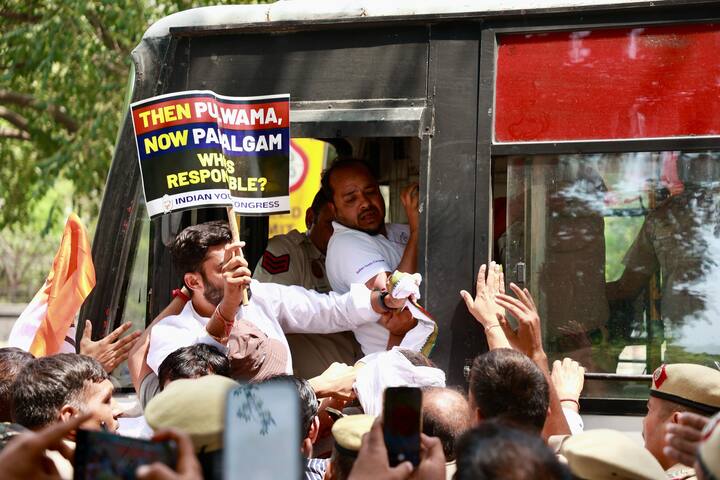 प्रदर्शन में युवा कांग्रेस के बड़े चेहरे जैसे मनीष चौधरी, अमित पठानिया, अक्षय लाकड़ा और ढेर सारे कार्यकर्ता शामिल हुए. सबने मिलकर पाकिस्तान के खिलाफ नारे लगाए.