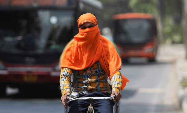 Weather: રાજકોટ 44 ડિગ્રી સાથે ફરી એકવાર સૌથી ગરમ શહેર બન્યું, આજે અમદાવાદમાં પારો પહોંચશે 44 ડિગ્રીને પાર