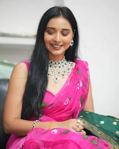 इंफ्लूएंसर ही नहीं मॉडल और एंटरप्रेन्योर भी हैं सोशल मीडिया की ये संस्कारी नारी, करोड़ों में करती हैं कमाई, जानें नाम