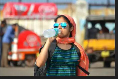 येत्या चार दिवसात विदर्भात पावसाची शक्यता असून मराठवाडा, मध्य महाराष्ट्रात काही ठिकाणी उष्ण व दमट हवामानाचा इशारा देण्यात आला आहे.