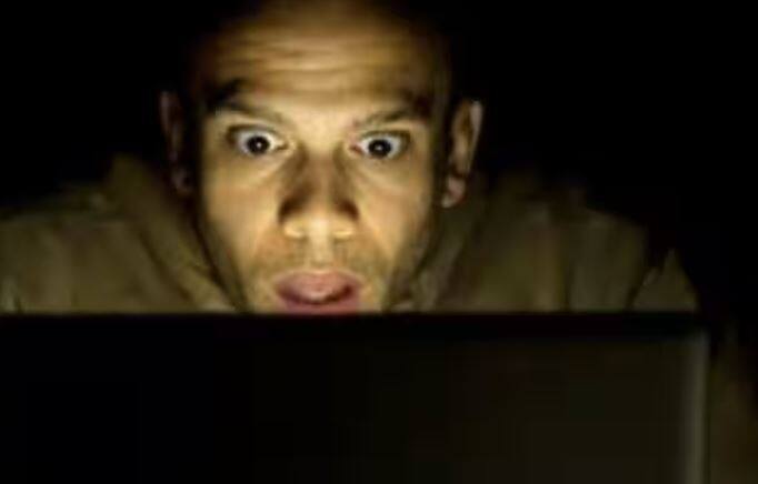 ਕਿਸ਼ੋਰਾਂ ਦਾ ਅਸ਼ਲੀਲ ਫਿਲਮਾਂ ਵੱਲ ਆਕਰਸ਼ਿਤ ਹੋਣਾ ਆਮ ਗੱਲ ਹੈ ਪਰ ਮਾਪਿਆਂ ਨੂੰ ਇਸ ਗੱਲ ਦਾ ਧਿਆਨ ਰੱਖਣਾ ਚਾਹੀਦਾ ਹੈ ਕਿ ਉਨ੍ਹਾਂ ਦਾ ਬੱਚਾ ਕੀ ਦੇਖ ਰਿਹਾ ਹੈ।