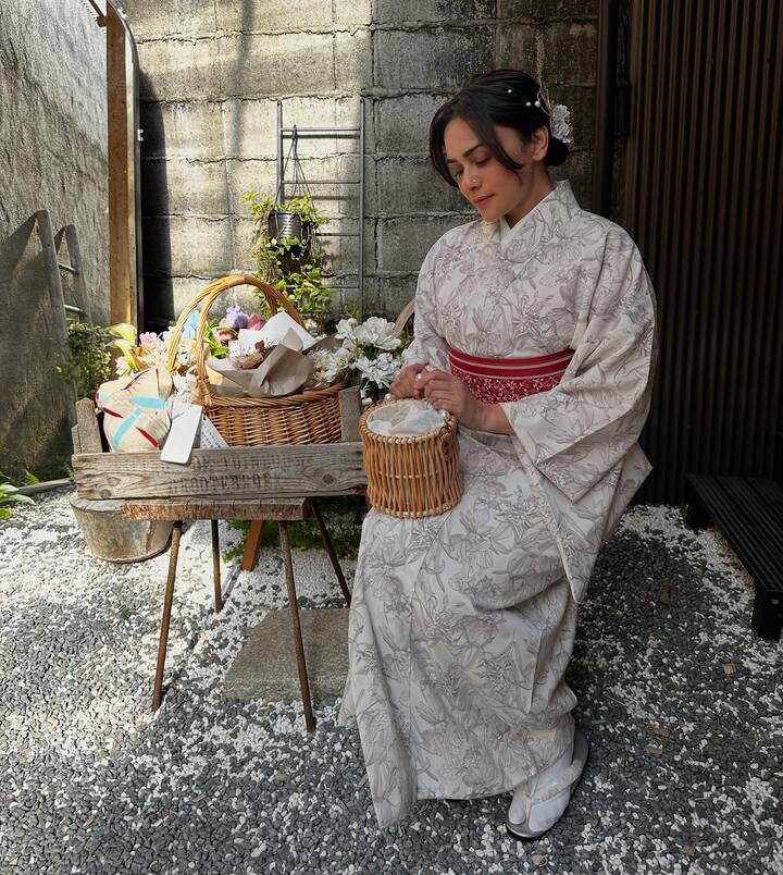 सटल मेकअप आणि आणि जपानी हेअरस्टाईलमध्ये अमृता खूपच खास दिसत आहे.