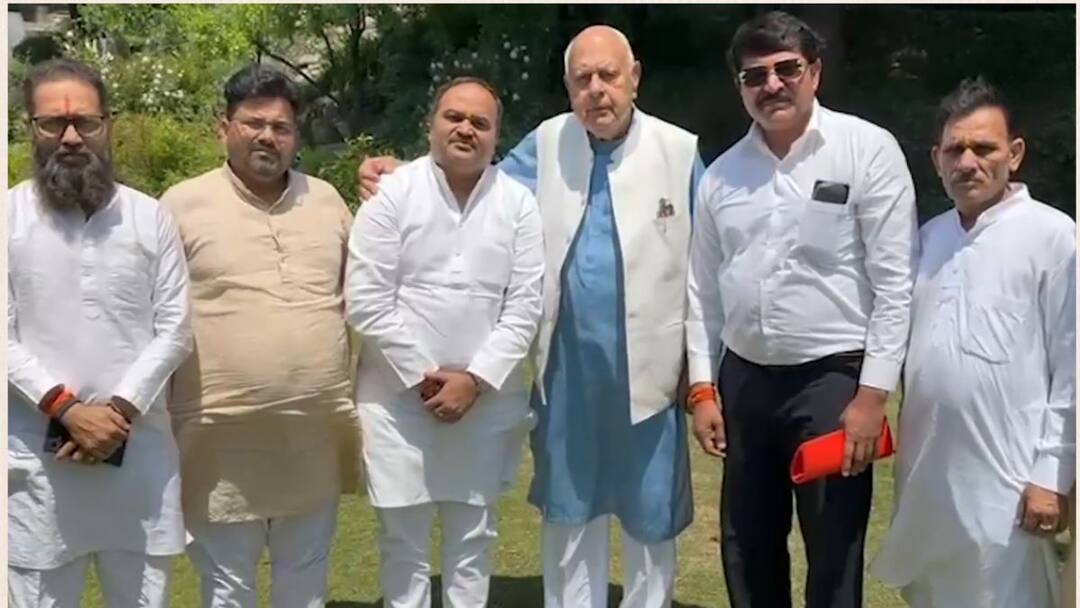 फारूक अब्दुल्ला से मिले शिवसेना-UBT के नेता, उद्धव ठाकरे की ओर से दिया ये भरोसा Shiv Sena UBT Leader anand dubey met NC Chief Farooq Abdullah said shiv sena UBT is against terrorism फारूक अब्दुल्ला से मिले शिवसेना-UBT के नेता, उद्धव ठाकरे की ओर से दिया ये भरोसा