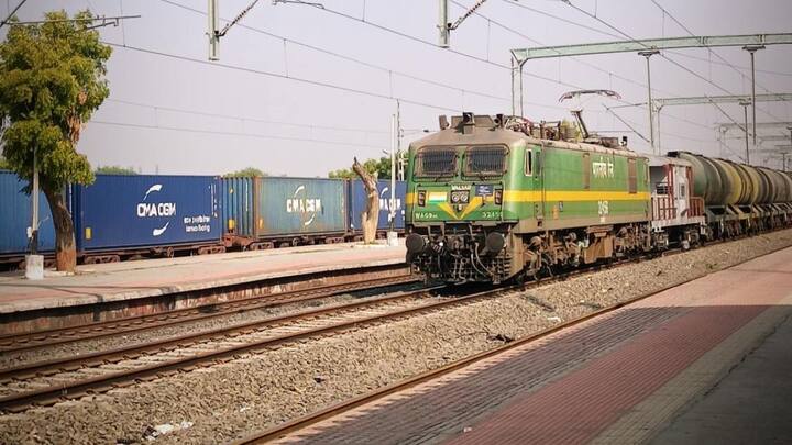 भारत में 18वीं शताब्दी में रेल सेवाओं की शुरुआत की गई थी. अंग्रेजों ने एक शहर को दूसरे शहर से जोड़ने के लिए रेलवे ट्रैक बिछाने की शुरुआत की थी. तभी 1851 में पहली मालगाड़ी शुरू की गई थी.