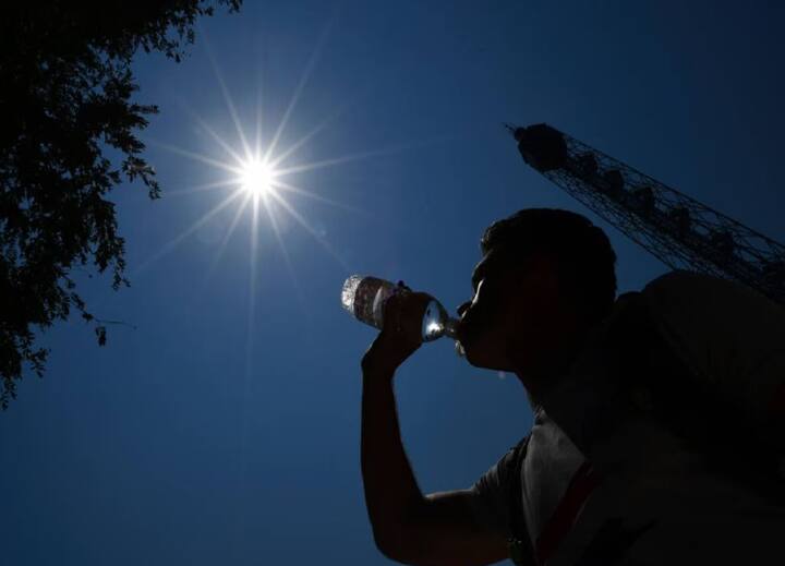 पुण्यात आज 40.6 अंश सेल्सियस तापमानाची नोंद होत आहे. अहिल्यानगरमध्ये 40.8 नंदूरबारमध्ये 43.4 अंश सेल्सियस एवढा गेलाय.