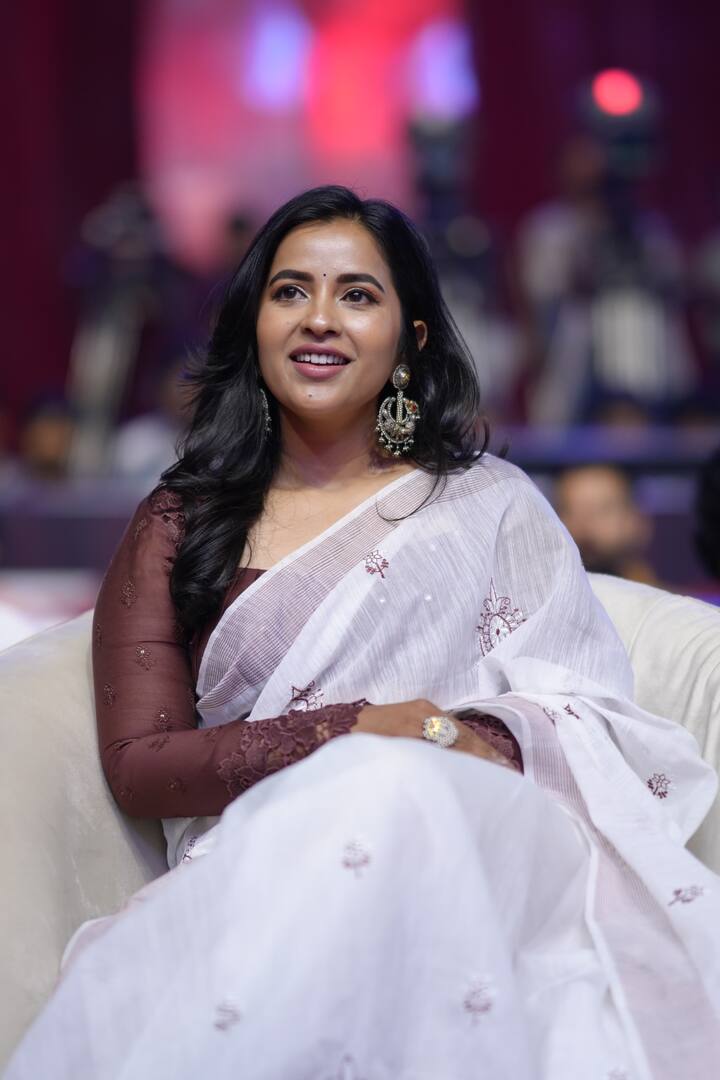 నేచురల్ స్టార్ నాని లేటెస్ట్ సినిమా 'హిట్ 3'. ఇందులో కేజీఎఫ్ భామ శ్రీనిధి శెట్టి హీరోయిన్. అయితే ఈ సినిమాలో ఆవిడ ఒక్కరే కాదు... మరో బ్యూటీ కూడా ఉన్నారండోయ్. ఆవిడ ఈ అమ్మాయే... మన పదహారణాల తెలుగు పడుచు కోమలి ప్రసాద్.