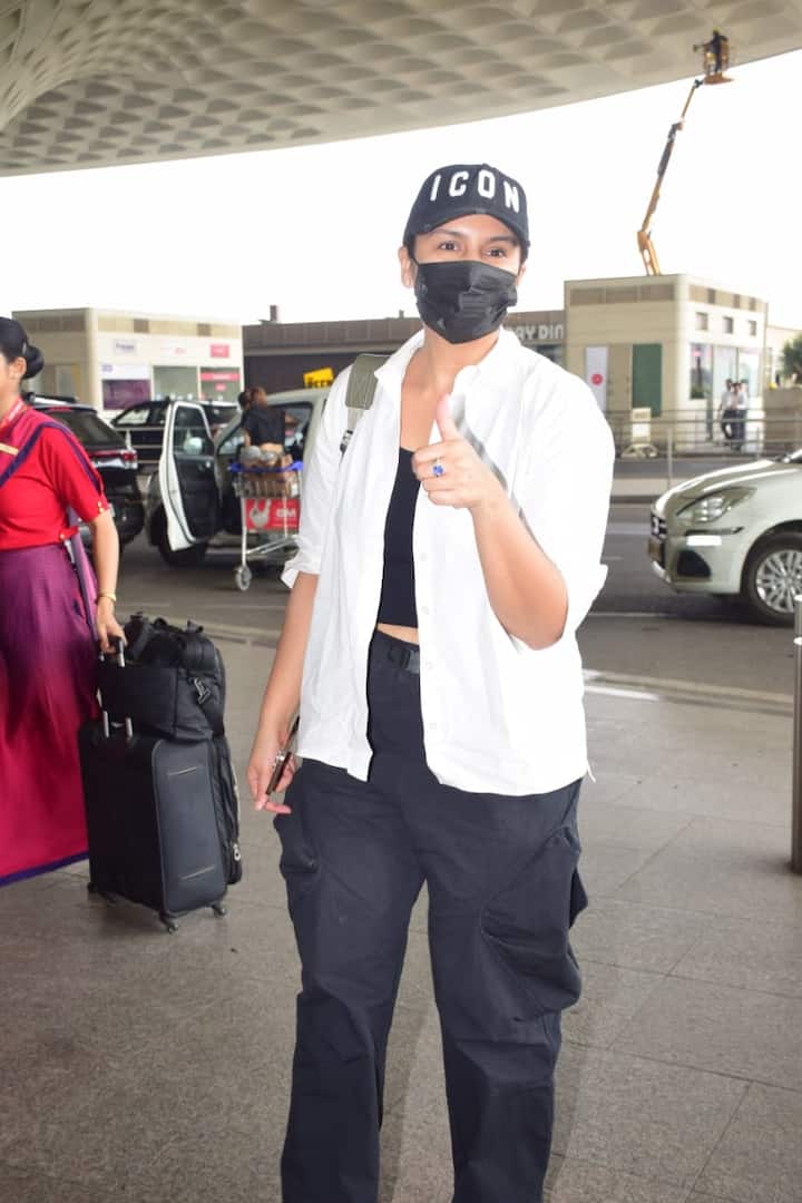 हुमा कुरैशी भी आज एयरपोर्ट पर स्पॉट हुईं. उन्होंने मास्क लगा रखा था. साथ ही पैपराजी के लिए पोज भी दिया.