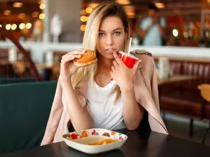 ਖਾਣਾ ਖਾਣ ਦੀ ਸਪੀਡ ਦਾ ਸਾਡੇ ਸਰੀਰ 'ਤੇ ਸਿੱਧਾ ਅਸਰ ਪੈਂਦਾ ਹੈ। ਜੇਕਰ ਤੁਸੀਂ ਬਹੁਤ ਜਲਦੀ ਖਾਣਾ ਖਾਂਦੇ ਹੋ, ਤਾਂ ਇਹ ਨਾ ਸਿਰਫ਼ ਪਾਚਨ ਸੰਬੰਧੀ ਸਮੱਸਿਆਵਾਂ ਪੈਦਾ ਕਰ ਸਕਦਾ ਹੈ, ਸਗੋਂ ਇਹ ਤੁਹਾਡੀ ਸਿਹਤ ਨੂੰ ਵੀ ਨੁਕਸਾਨ ਪਹੁੰਚਾ ਸਕਦਾ ਹੈ। ਜਦੋਂ ਅਸੀਂ ਆਰਾਮ ਨਾਲ ਅਤੇ ਹੌਲੀ-ਹੌਲੀ ਖਾਂਦੇ ਹਾਂ, ਤਾਂ ਸਾਡੇ ਸਰੀਰ ਨੂੰ ਇਸਨੂੰ ਸਹੀ ਢੰਗ ਨਾਲ ਪਚਣ ਲਈ ਸਮਾਂ ਮਿਲਦਾ ਹੈ। ਇਸ ਨਾਲ ਗੈਸ ਅਤੇ ਐਸੀਡਿਟੀ ਵਰਗੀਆਂ ਸਮੱਸਿਆਵਾਂ ਤੋਂ ਬਚਣ ਵਿੱਚ ਮਦਦ ਮਿਲ ਸਕਦੀ ਹੈ।