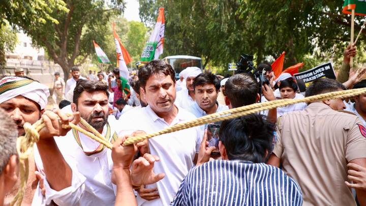 Delhi IYC Protests: भारतीय युवा कांग्रेस (IYC) द्वारा सोमवार को राष्ट्रीय अध्यक्ष उदय भानु चिब की अगुवाई में पाकिस्तान उच्चायोग के बाहर जोरदार विरोध प्रदर्शन किया गया.