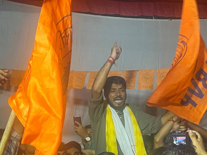 जेएनयू के नए अध्यक्ष नीतीश कुमार बने हैं. उनकी जीत के बाद समर्थकों ने उन्हें कंधे पर बैठाकर कैंपस में घुमाया. नीतीश और उपाध्यक्ष मनीषा ने कहा कि जेएनयू के छात्रों ने साबित कर दिया कि डर को हराया जा सकता है. हमारी जीत वामपंथी आंदोलन की जीत है.