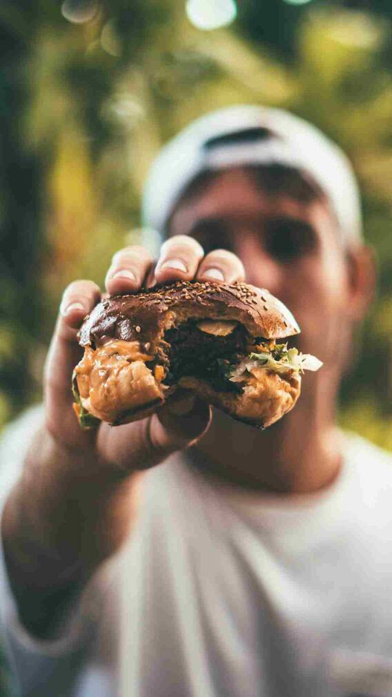 इस देश में खाया जाता है मच्छर वाला बर्गर