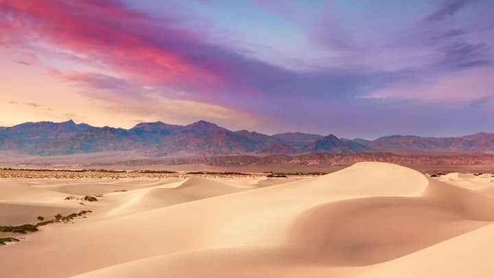 धरती का सबसे गर्म स्थान अमेरिका की डेथ वैली है. यहां पर 10 जुलाई 1931 को तापमान 56.7 डिग्री सेल्सियस दर्ज किया गया था.