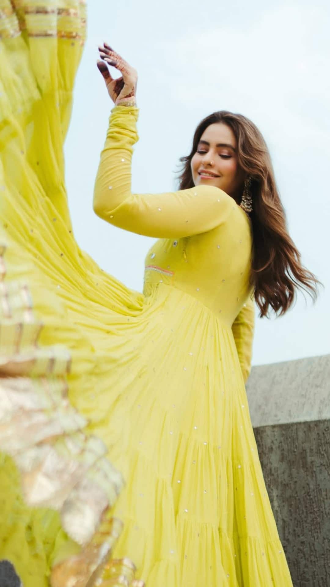Aamna Sharif’s Vibrant Yellow Dream: A Stunning Ethereal Photoshoot