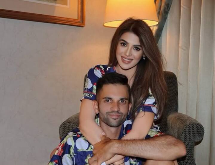 साउथ अफ्रीका के ऑलराउंडर केशव महाराज भारतीय मूल के हैं. उनकी वाइफ का नाम लेरिशा मुनसामी है. दोनों ने साल 2012 में एक-दूसरे से शादी की थी. लेरिशा सोशल मीडिया पर काफी एक्टिव रहती हैं. वो बेहत खूबसूरत हैं. उनके इंस्टाग्राम पर लगभग 50 हजार से ज्यादा फॉलोअर्स हैं.