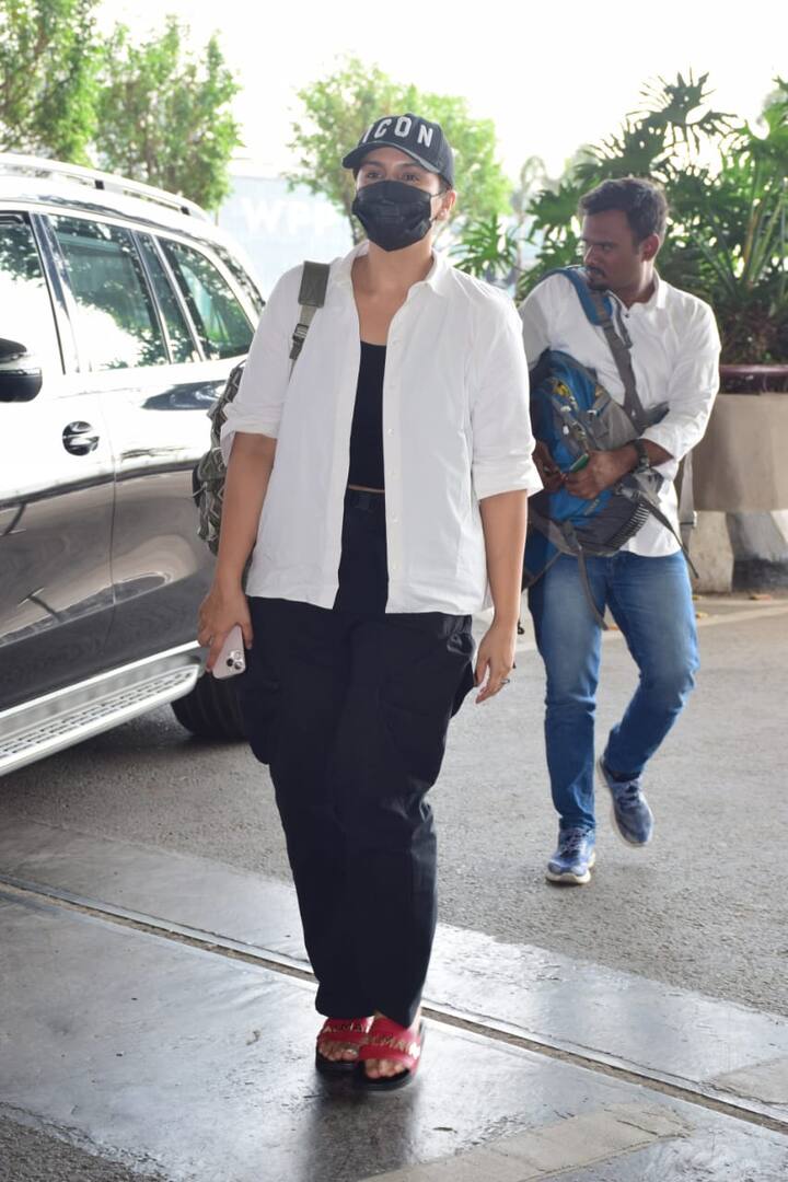 हुमा ने ब्लैक क्रॉप टॉप और ट्राउजर के साथ व्हाइट शर्ट पहनी हुई है. साथ ही ब्लैक कैप लगाई हुई नजर आईं.