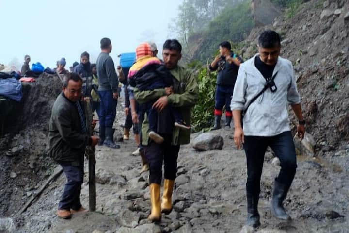 স্বস্তিক প্রকল্পের অধীনে, বিআরও কর্মীরা তীব্র ও প্রতিকূল আবহাওয়ার মধ্যে গুরুত্বপূর্ণ সংযোগ পুনরুদ্ধারের জন্য দিনরাত কাজ করে যাচ্ছেন। লাচেনের রাস্তায় প্রায় ৭০ মিটার গভীর ফাটল দেখা গিয়েছে, খবর স্থানীয় মাধ্যমে।