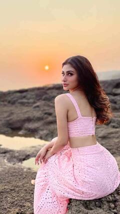 सनसेट पॉइंटवर मौनी रॉयच्या ग्लॅमरस स्टाईलने वेधलं लक्ष!