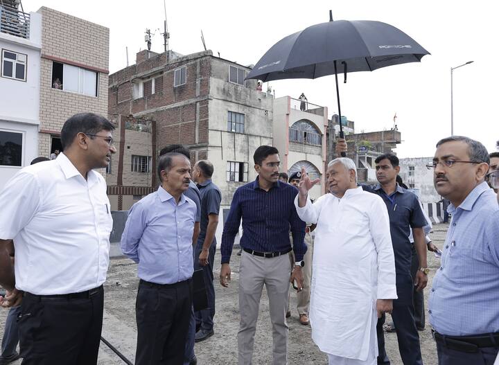 मुख्यमंत्री ने अधिकारियों से कहा कि इस डबल डेकर फ्लाईओवर के बचे हुए कामों को जल्द पूरा कर इसकी शुरुआत कराएं. इसकी शुरुआत होने से पटना यूनिवर्सिटी जाने वाले छात्र-छात्राओं को आवागमन में सुविधा होगी. साथ ही अशोक राजपथ के इलाके में रहने वाले लोगों का आवागमन सुलभ होगा और गाड़ियों के अनावश्यक शोर से भी राहत मिलेगी.