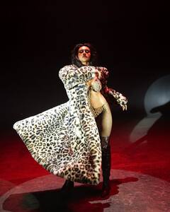 गुरु रंधावा के गाने 'कत्ल' में अदाओं के तीर चला रहीं ये हसीना, देखें 7 ग्लैमरस तस्वीरें