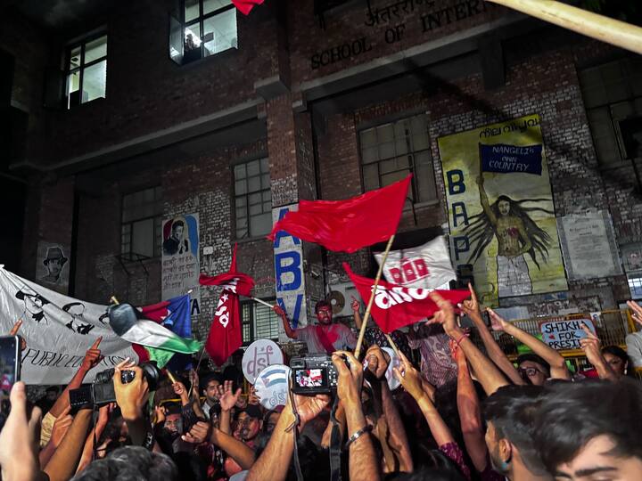 ABVP के लिए खुश होने की बात यह है कि उसने विभिन्न स्कूलों और विशेष केंद्रों में 44 काउंसलर सीटों में से 23 पर सफलता हासिल की है. एबीवीपी की इस जीत को जेएनयू की छात्र राजनीति में बदलाव का संकेत माना जा रहा है.