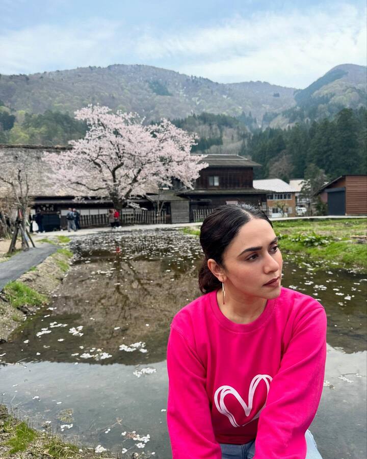 अमृता सध्या जपान मध्ये सहलीचा आनंद घेत आहे.