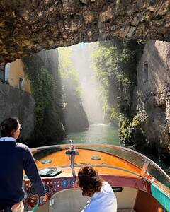 बहन के साथ इटली में वेकेशन एंजॉय कर रही हैं अनन्या पांडे, येलो ड्रेस में बोट पर दिए पोज