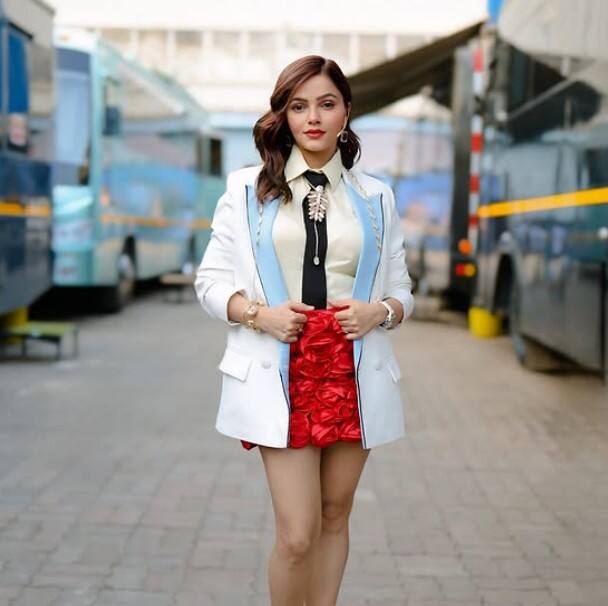 આજે રૂબીનાને ટીવીની બોસ લેડી પણ કહેવામાં આવે છે. ફેન્સ તેની એક્ટિંગ સ્કિલની સાથે સાથે તેની ફિટનેસથી પણ પ્રભાવિત છે. વાસ્તવમાં, અભિનેત્રીએ વર્ષ 2023 માં તેની જોડિયા પુત્રીઓને જન્મ આપ્યો હતો. અભિનેત્રીએ ડિલિવરીના માત્ર 55 દિવસમાં જ પોતાની જાતને ફરીથી ફિટ કરી હતી.