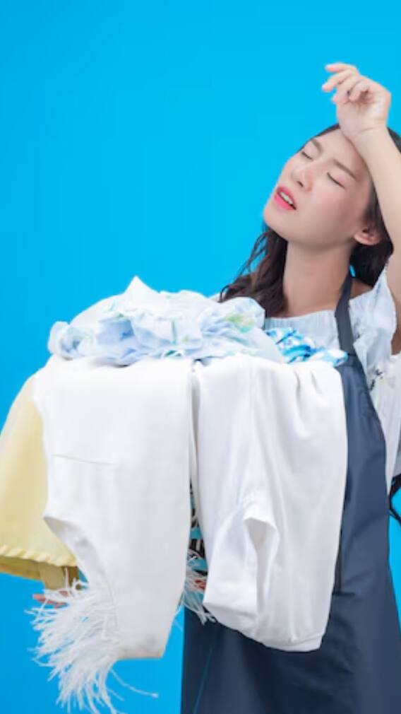 सफेद कपड़ों का पीलापन फट से होगा दूर, काम आएगा यह टिप्स