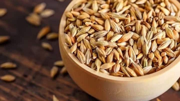 जव - अक्षय्य तृतीयेला बार्ली म्हणजेच जव खरेदी करणे देखील पुण्यकारक मानले जाते. जव हे पृथ्वीवरील पहिले धान्य मानले जाते आणि या दिवशी ते खरेदी केल्याने घरात धान्याची कमतरता भासणार नाही. त्याचा उपासनेत वापर केल्यास आई अन्नपूर्णेचा आशीर्वाद कायम राहतो.