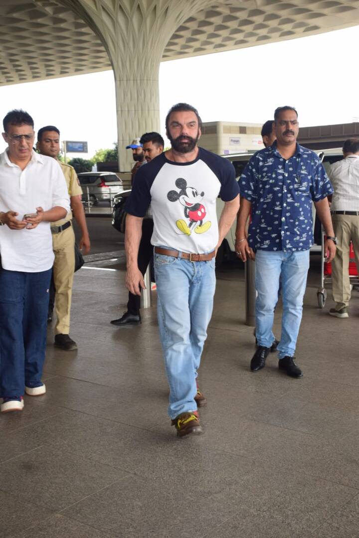 बॉलीवुड एक्टर सोहेल खान भी एयरपोर्ट हुए. वो डेनिम के साथ क्यूट टी-शर्ट में नजर आए.